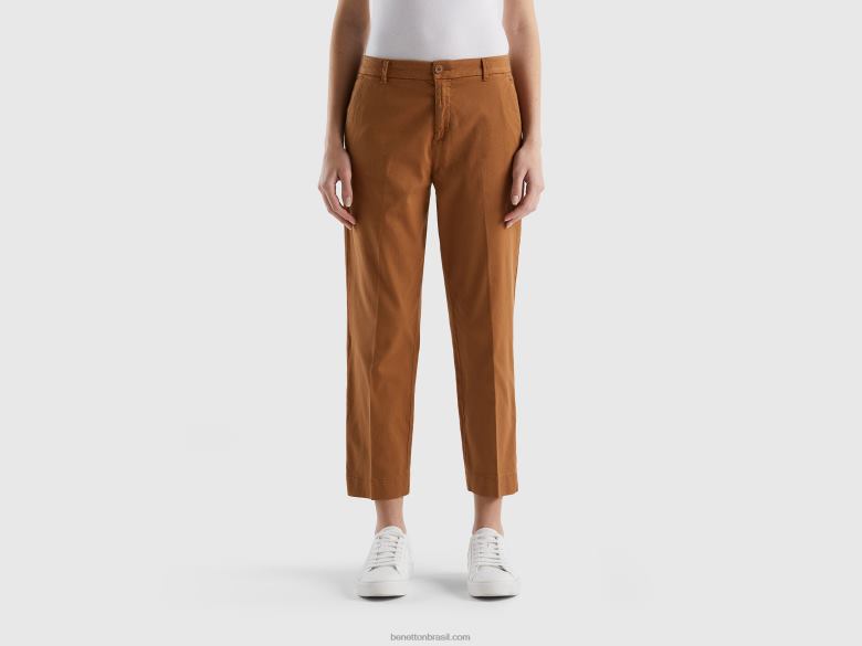 mulheres calça chino cropped em algodão elástico Benetton R8L4P4070 bege