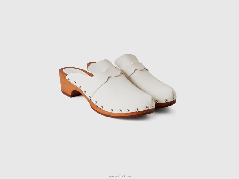 mulheres tamancos com tachas Benetton R8L4P880 branco