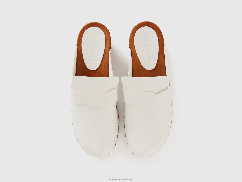 mulheres tamancos com tachas Benetton R8L4P880 branco